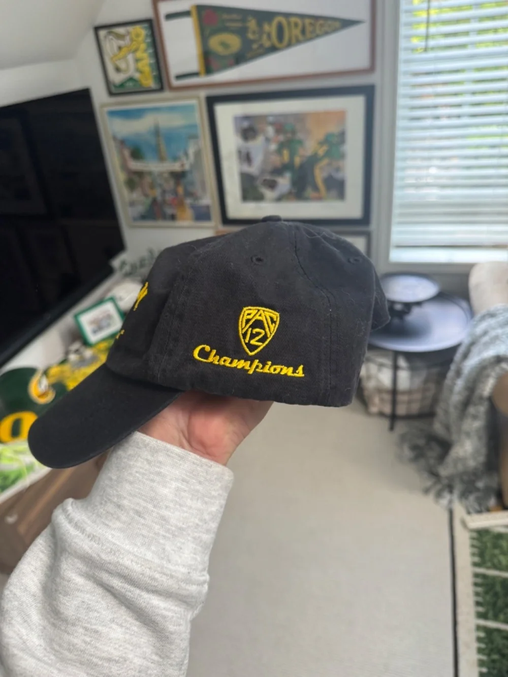 *VINTAGE & RARE* Oregon Ducks 2012 Rose Bowl Strapback in Black
